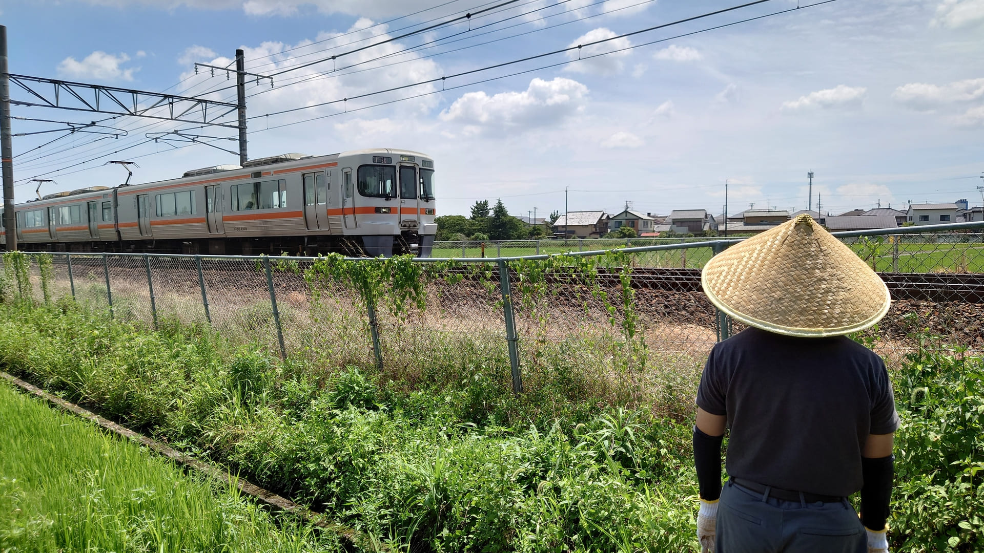 事業所から徒歩１分で電車がこんなに近くで見れるところに建屋があります。もちろん室内からも電車が見えます。電車が好きな方は毎日がワクワクすることでしょう。