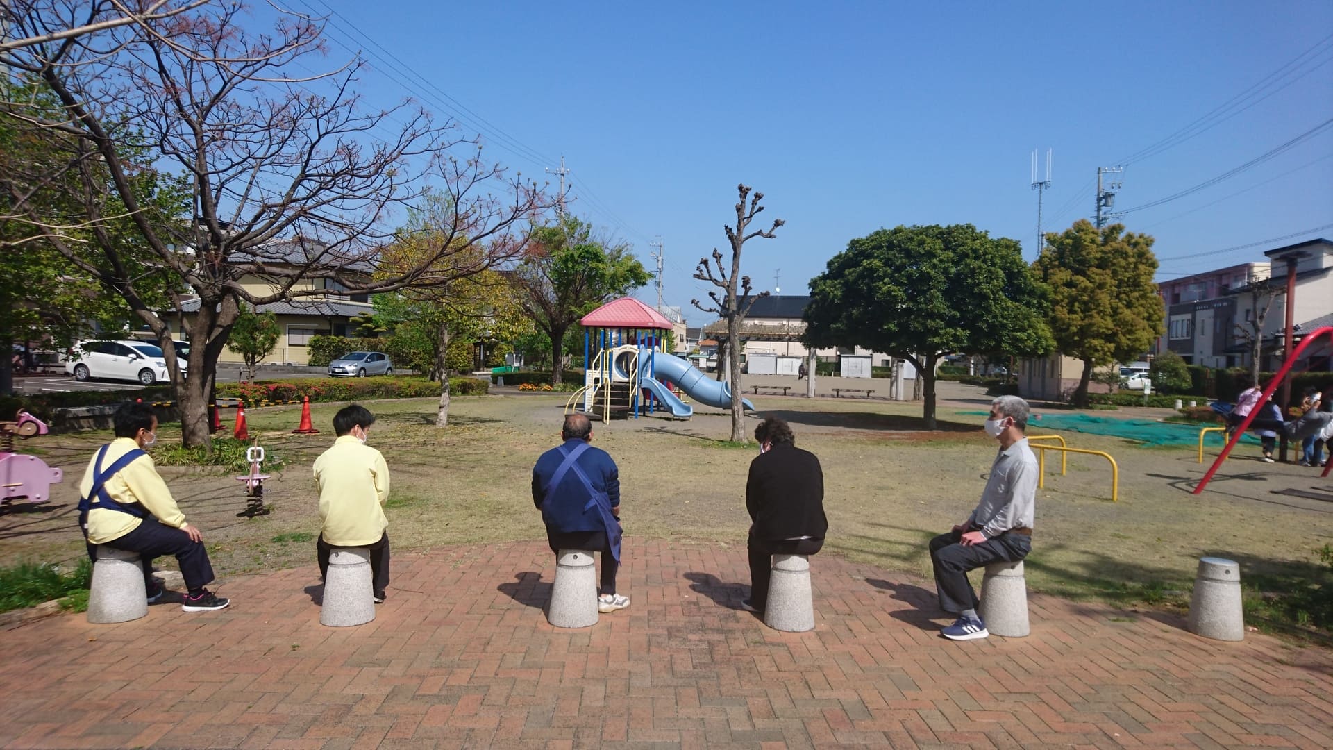 体力作りに散歩に出かけます。近くの公園でボール遊びや縄跳びやサッカーをして過ごします。