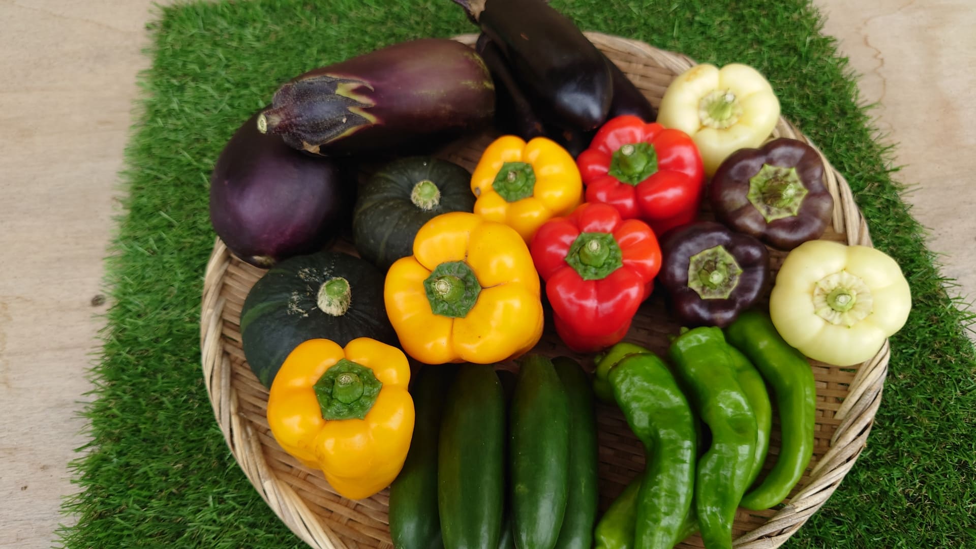 農園で採れた野菜の一部です。パプリカは赤・黄・黒・白といろいろな色を育てています。ありすでは少し変わった野菜を選ぶことが多いです。黄色くて丸いズッキーニやUＦＯ