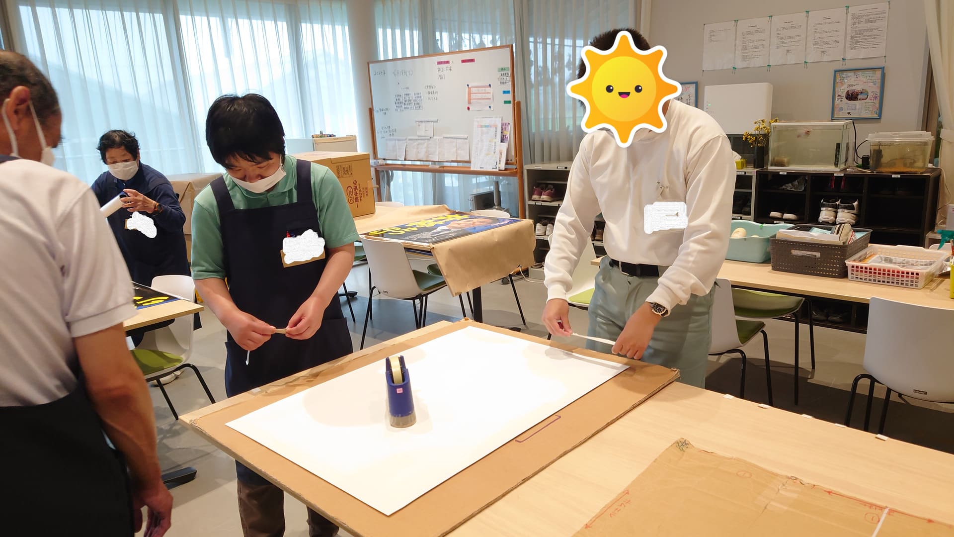 ポスター裏面両面シール貼り作業