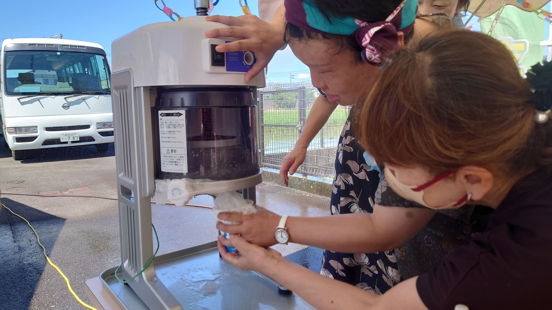 販売作業　かき氷