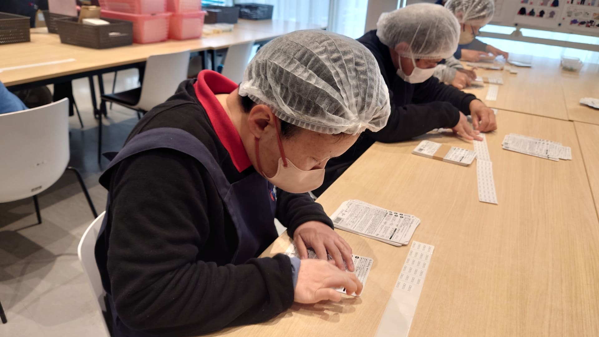 レック作業　シール貼り