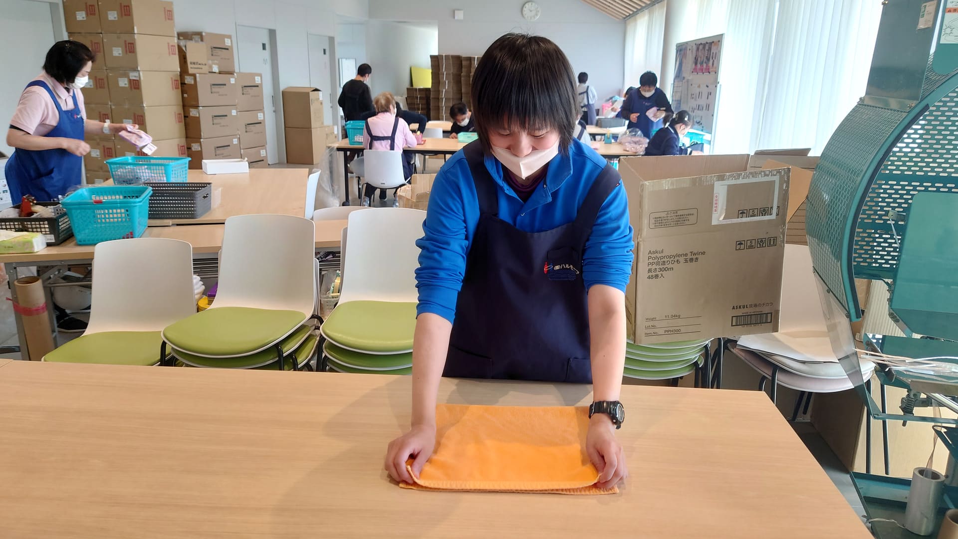 タオル作業　タオル折りと紐結束