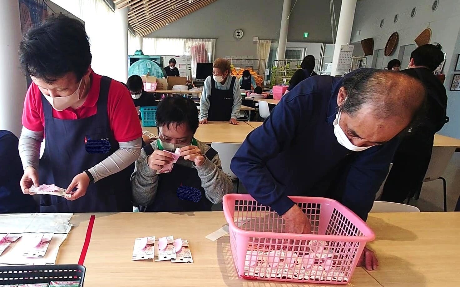 レック作業　シール貼り