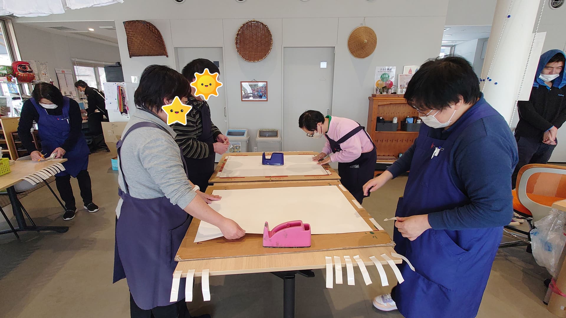 ポスター作業　両面テープ貼り