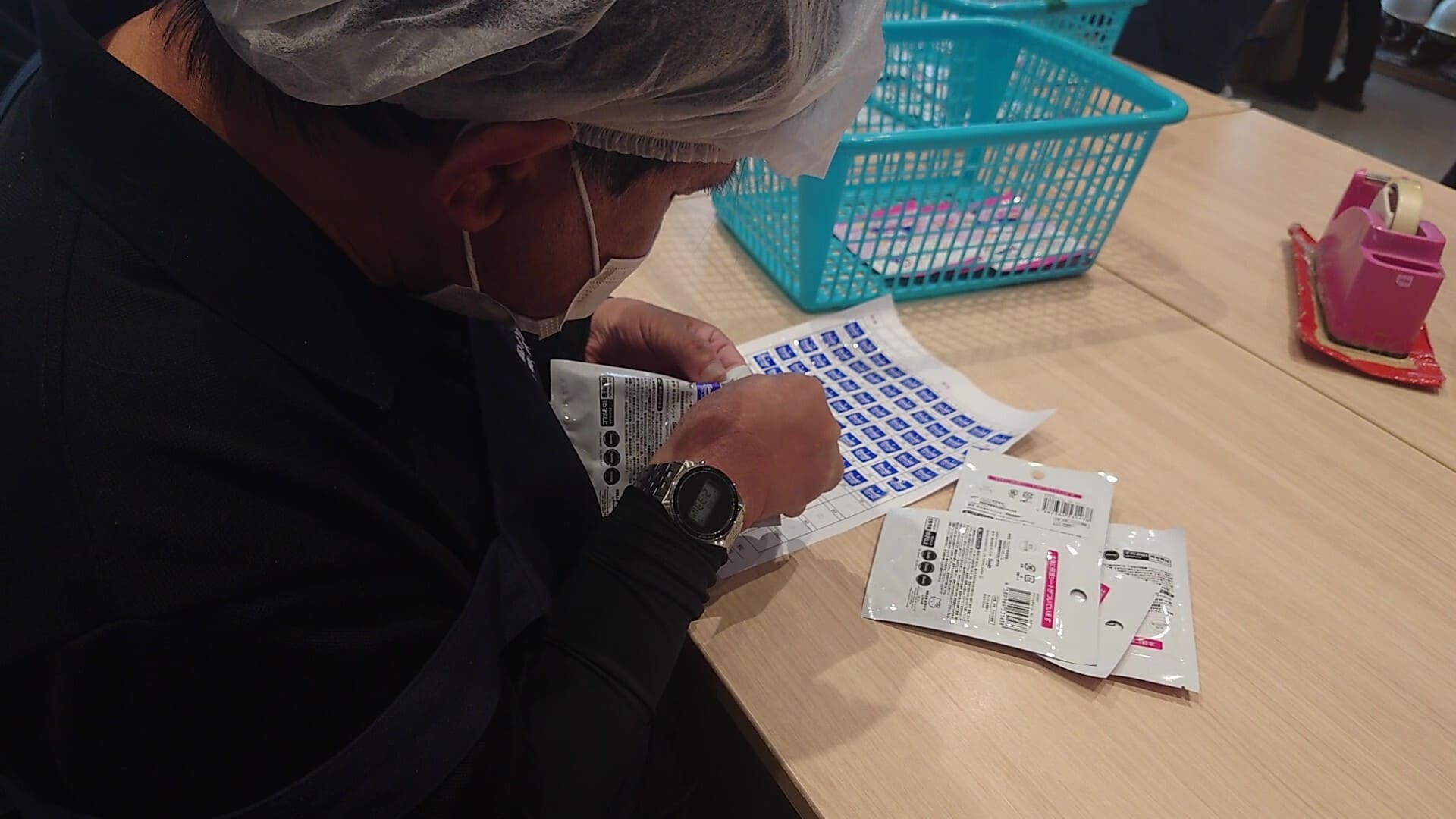 レック作業　シール剥がし