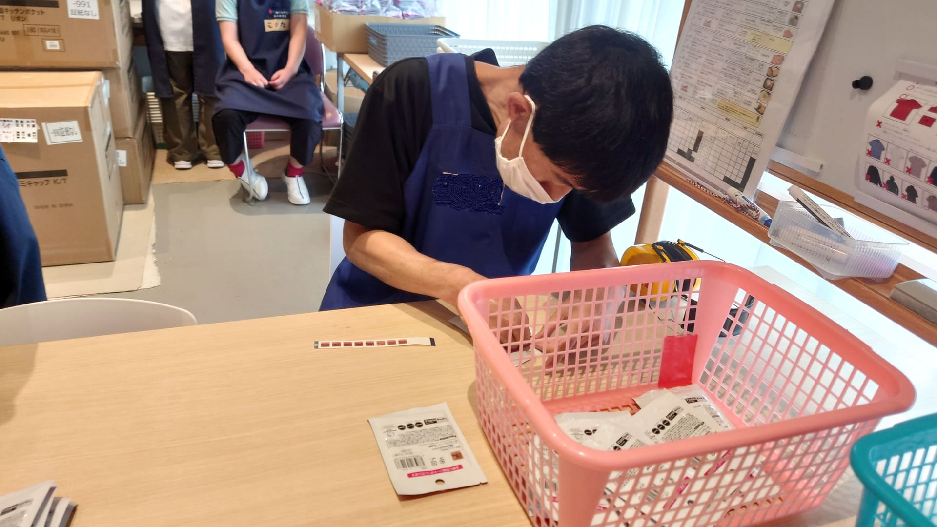 レック作業　シール貼り