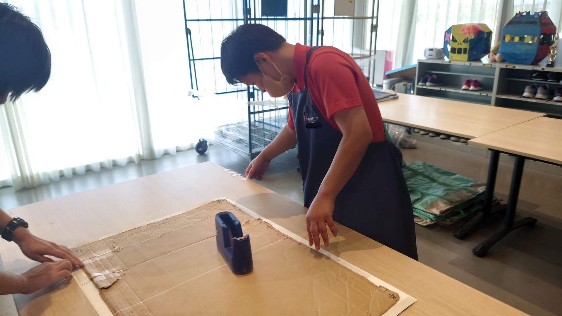 ポスター作業　裏面テープ貼り