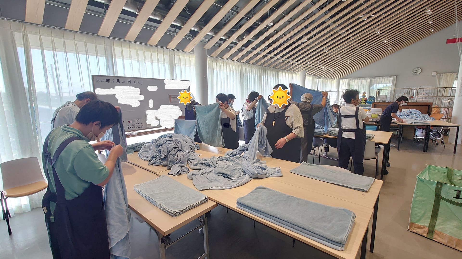 タオル折り作業　四つ折り