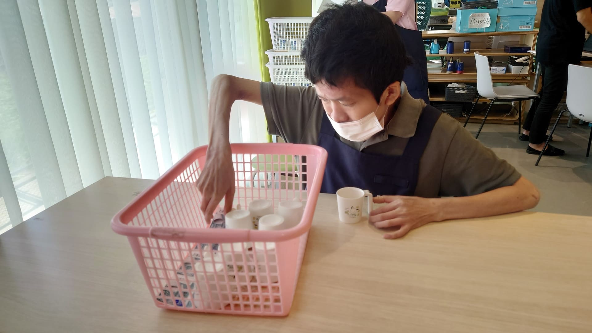 日用品の製品作業　シール貼り