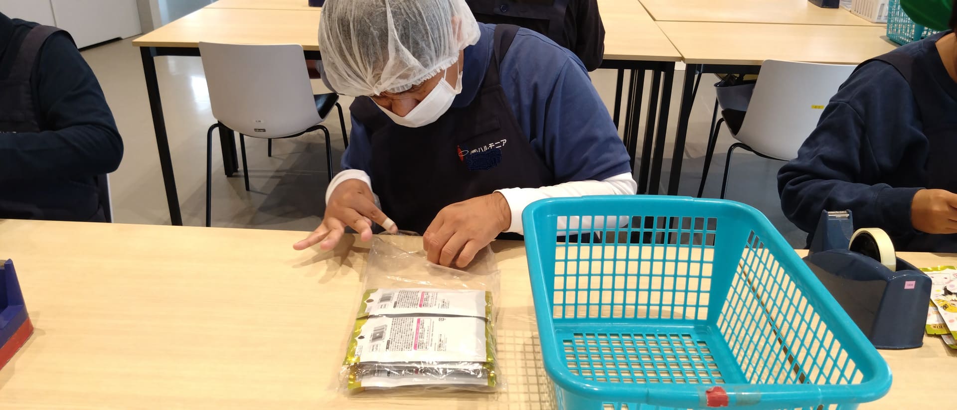 日用品の製品作業　袋入れ