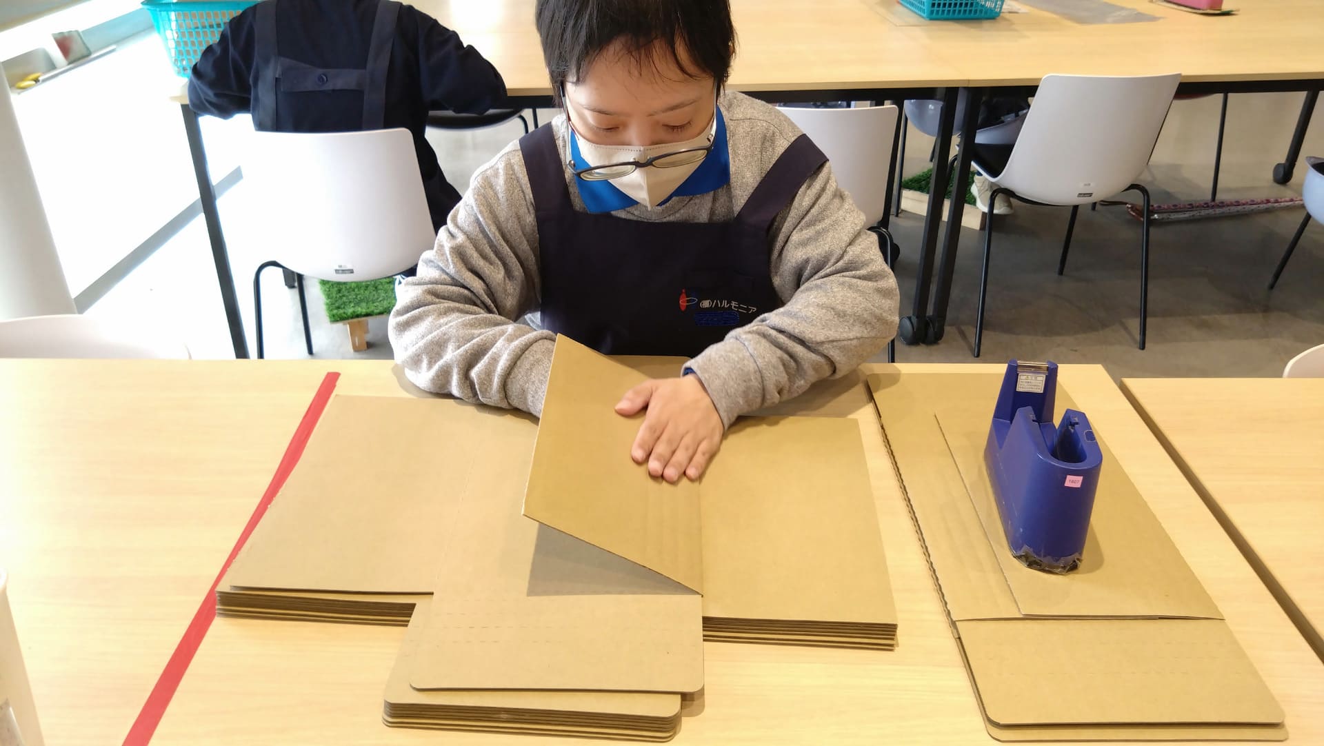 日用品の製品作業 段ボール折り