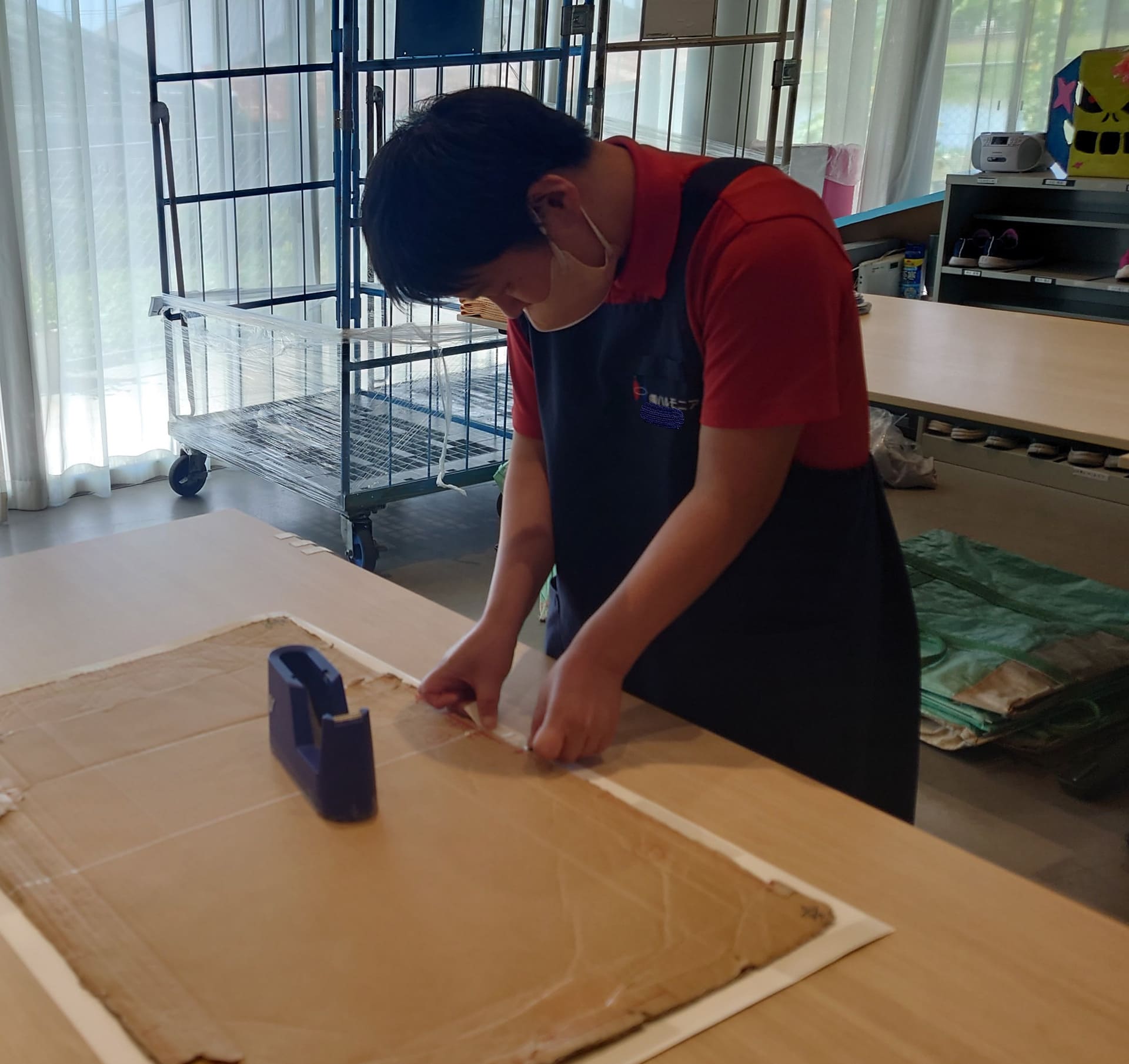 ポスター作業 裏面テープ貼り