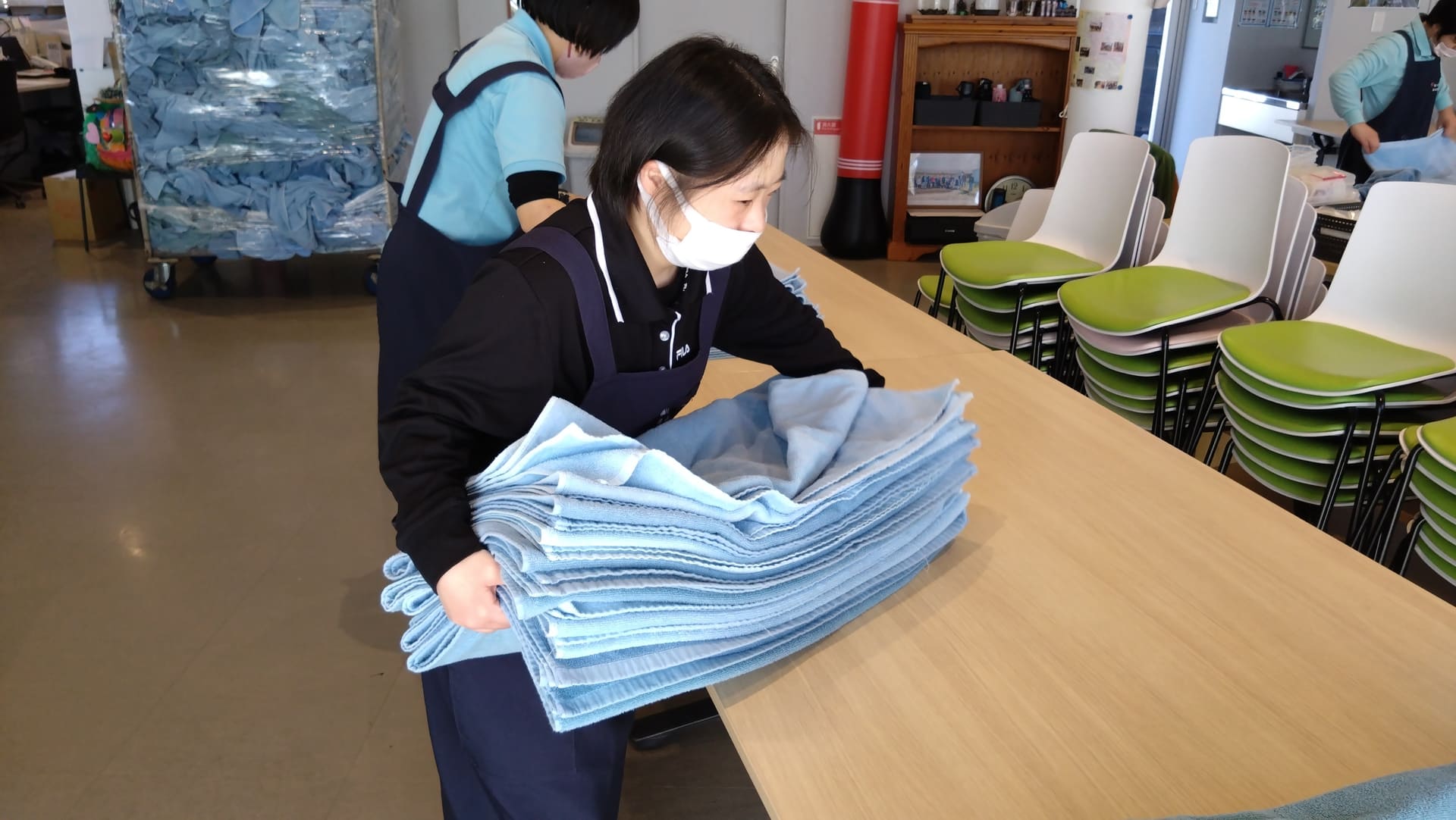 タオル作業　タオル運び