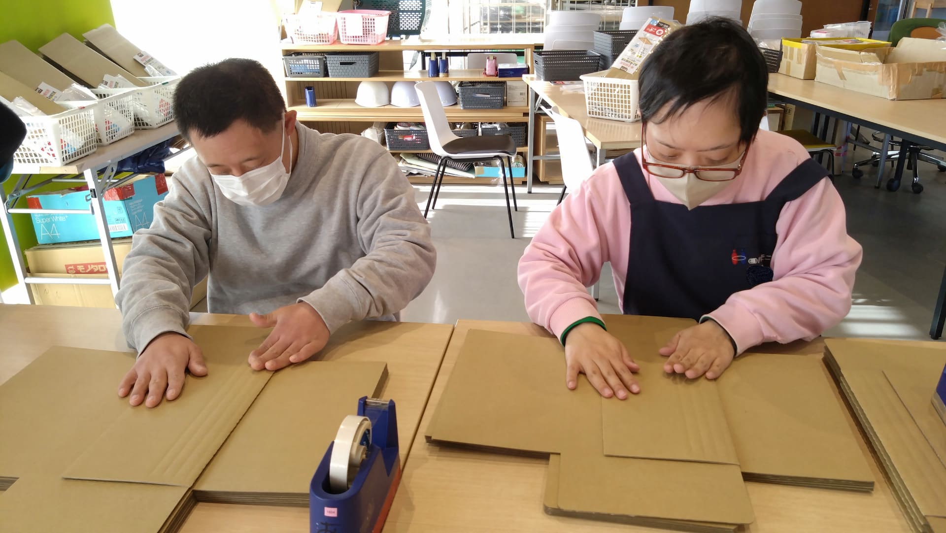 レック作業　段ボール折り