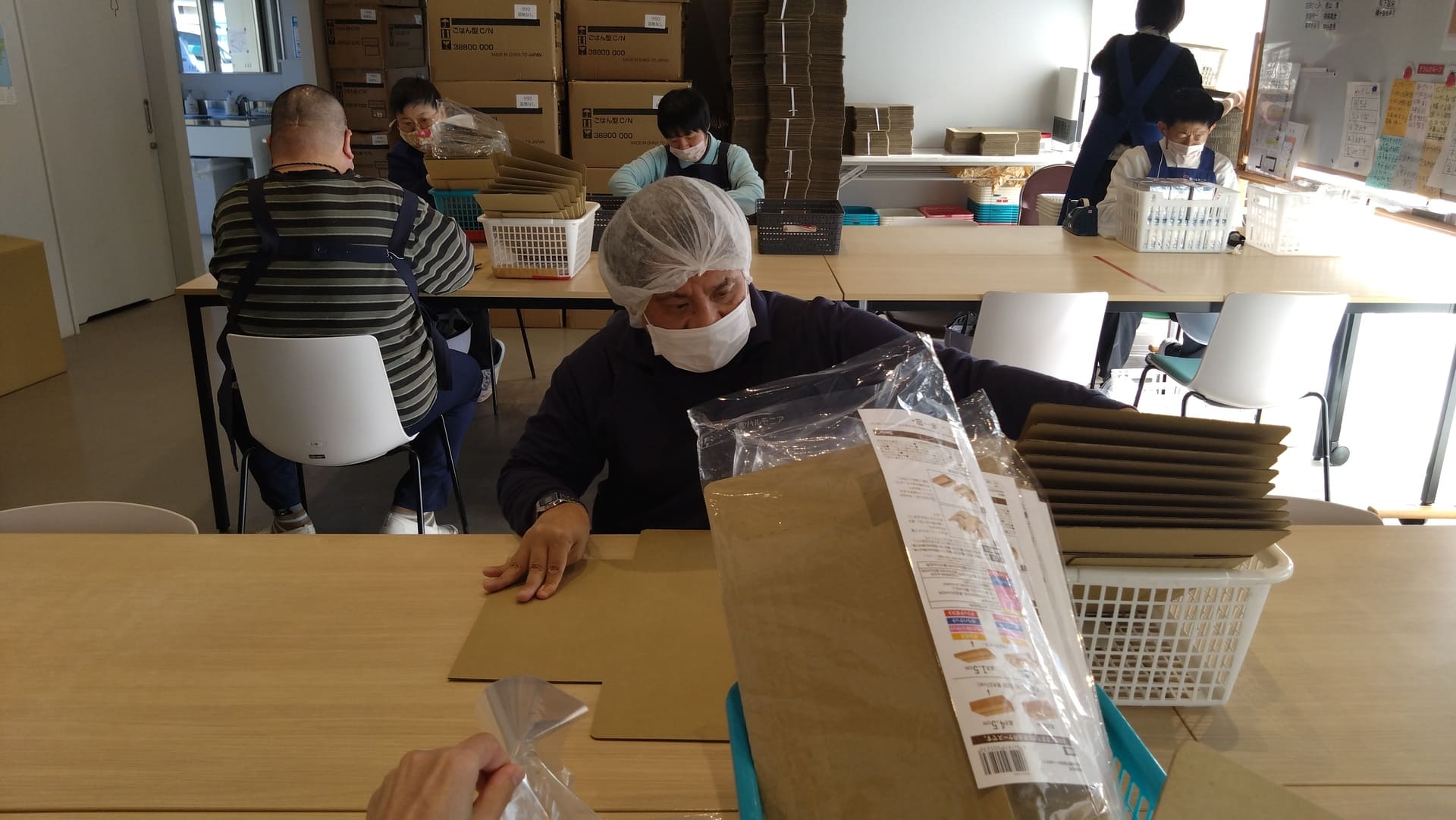 レック作業　段ボール折り