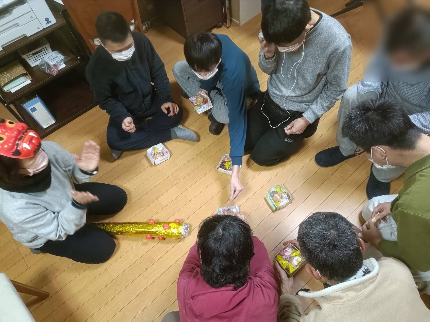 輪になって相談 (2)