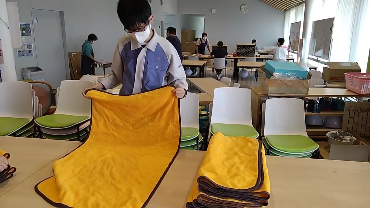 クリーニング作業　タオル折り