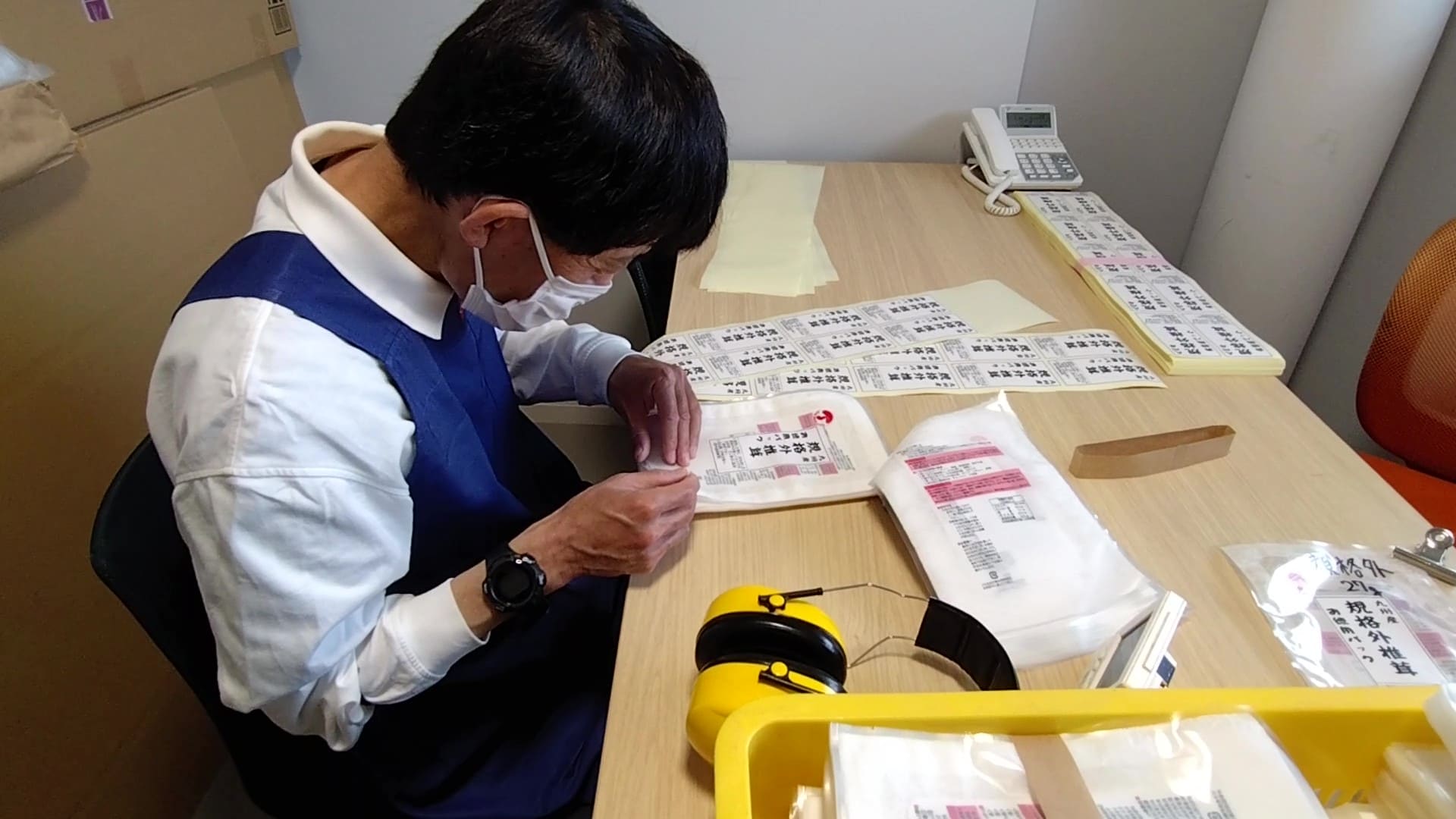 食品袋加工作業　シール貼り