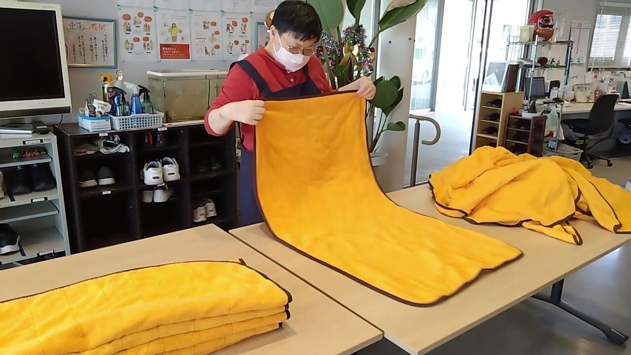 タオル作業　タオル折り