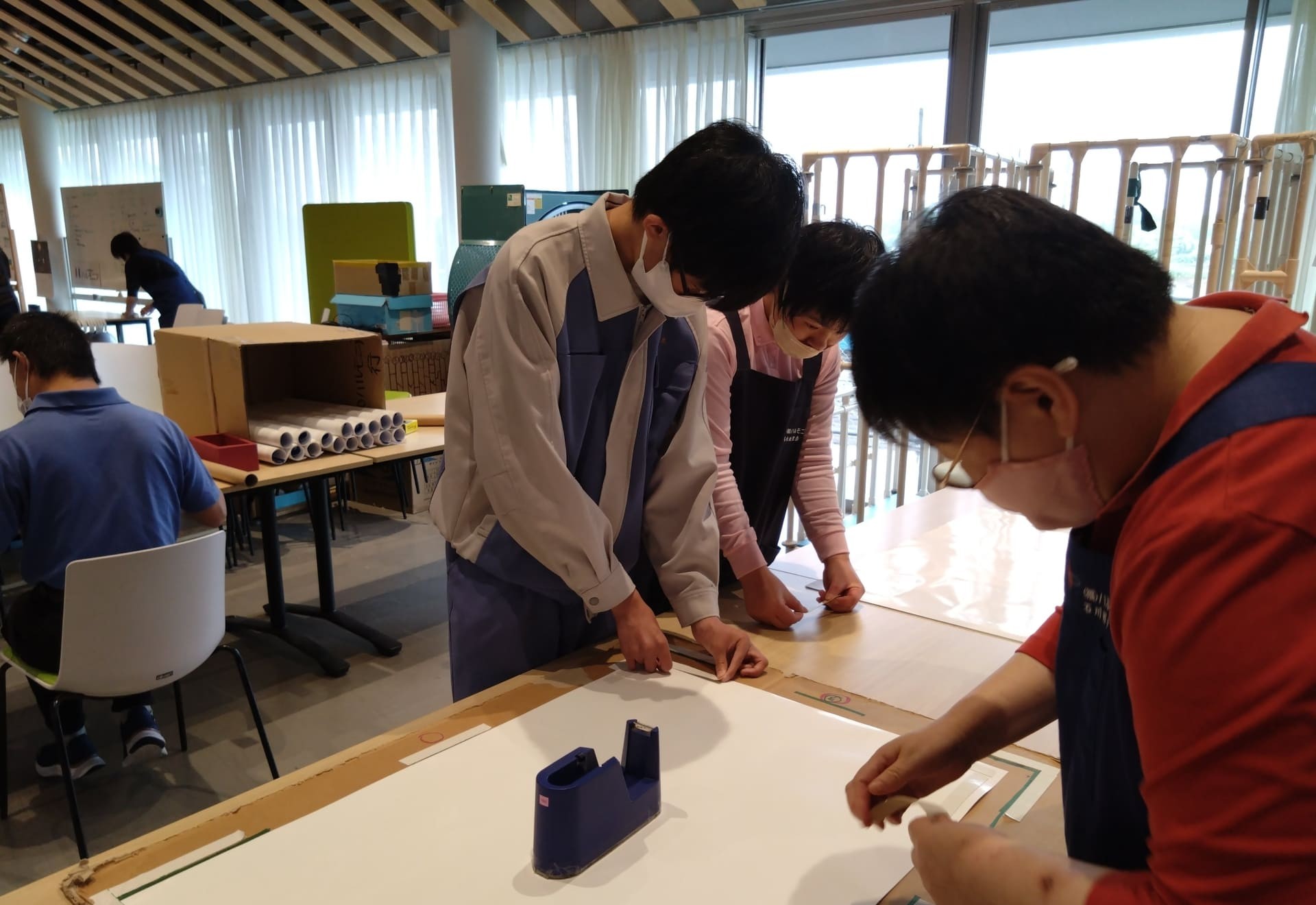 ポスター作業　裏面シール貼り