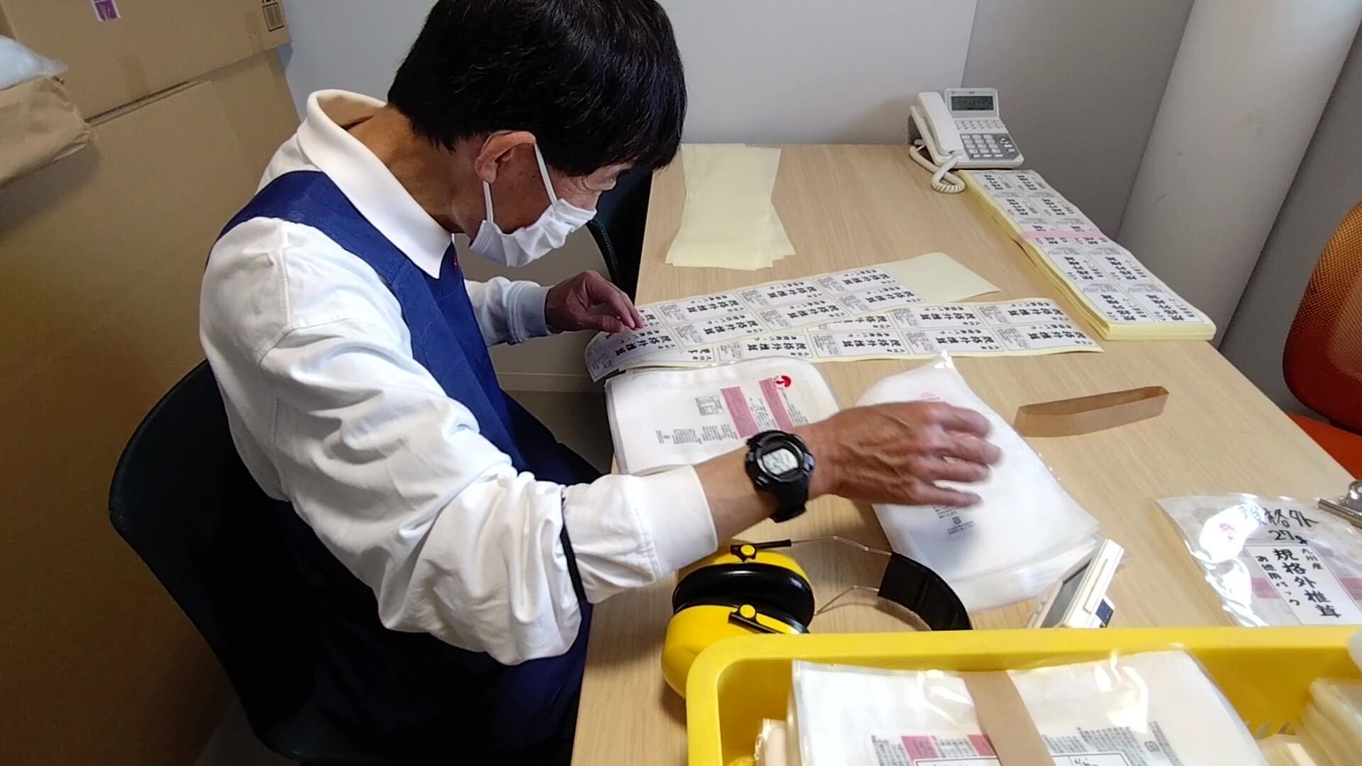 シイタケ加工作業　袋のラベル貼り